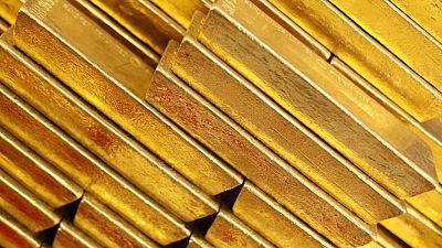 Oro se encamina a caída semanal tras alzas de tasas y avance del dólar