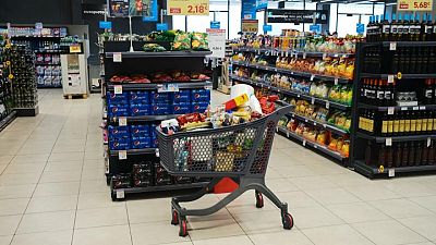 Supermercados griegos limitan compras de harina y aceite de girasol tras acaparamiento de clientes