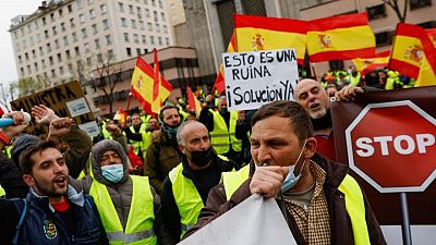 España ofrece rebajas en los carburantes y ayudas para poner fin a la huelga del transporte