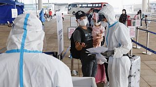 هونج كونج تسجل 8841 إصابة جديدة بفيروس كورونا
