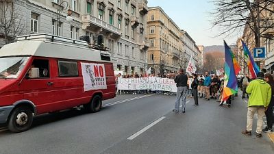 Circa 300 persone hanno sfilato in centro Circa 300 persone hanno sfilato in centro
