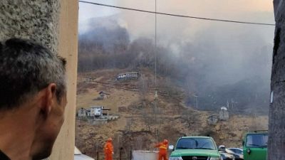 Siccità e vento alimentano fiamme. Vigili fuoco in azione Siccità e vento alimentano fiamme. Vigili fuoco in azione