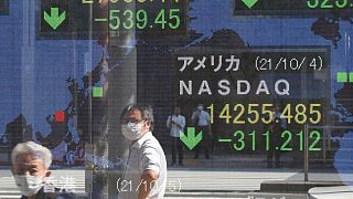 توقف موجة ارتفاع لنيكي استمرت تسعة أيام وخطوة بنك اليابان تحد من الخسائر