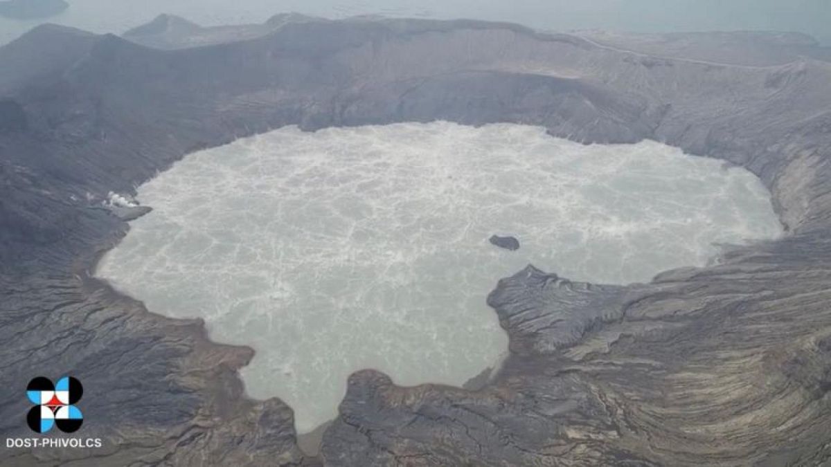 Philippines on alert as volcano near capital spews more plumes | Euronews