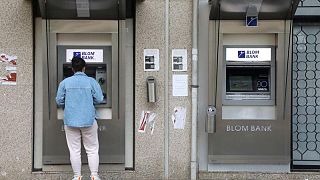 النائب العام اللبناني يوقف تنفيذ تعليمات بمنع بنوك من نقل أموال إلى الخارج