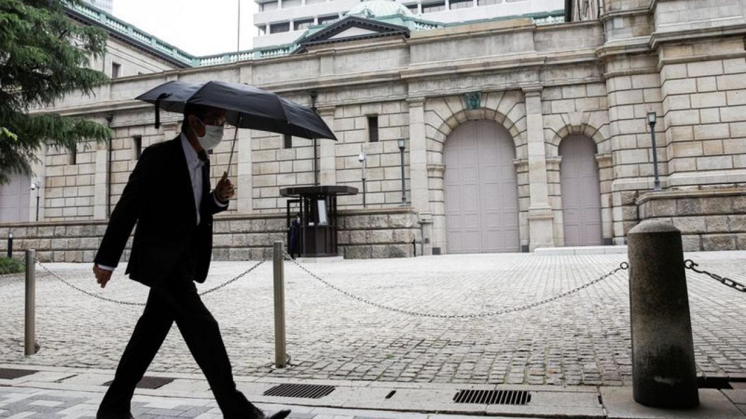 El Banco de Japón se remanga para contener el rendimiento de la deuda pese a la caída del yen