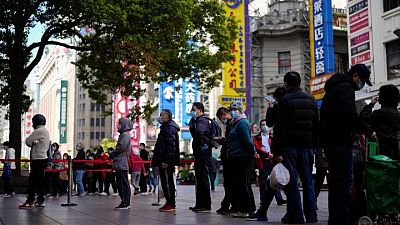Shanghái refuerza el confinamiento por el COVID en su segundo día de restricciones