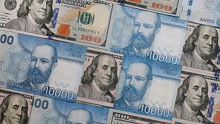 Monedas suben y bolsas operan mixtas en América Latina en medio de fuerte retroceso global del dólar