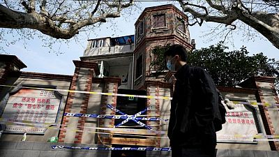 Shanghái prolonga el confinamiento por COVID ante el aumento de casos diarios