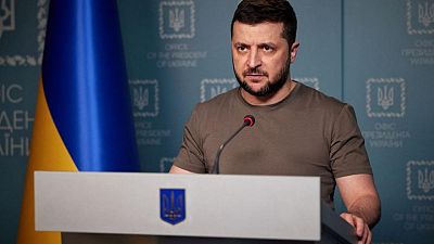 زيلينسكي يقول أوكرانيا "لن تنخدع" بعد انسحاب روسيا من مناطق قرب كييف