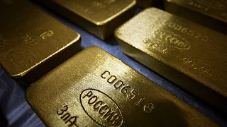 الذهب يرتفع 1% مع تراجع الدولار وانحسار التفاؤل بشأن أوكرانيا