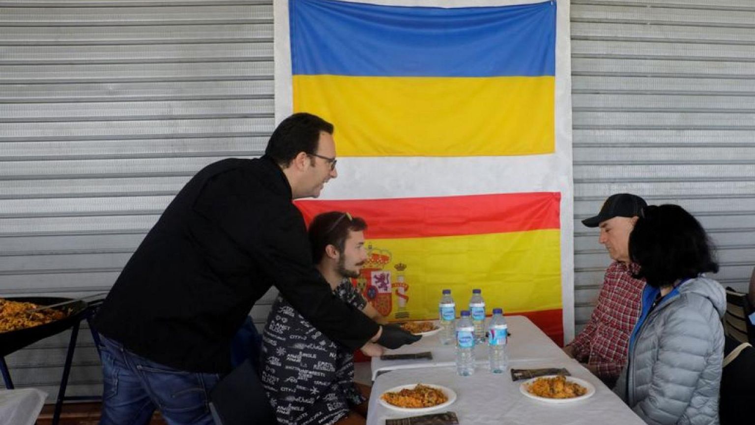 Spanish chef prepares beachside paella for Ukrainian refugees