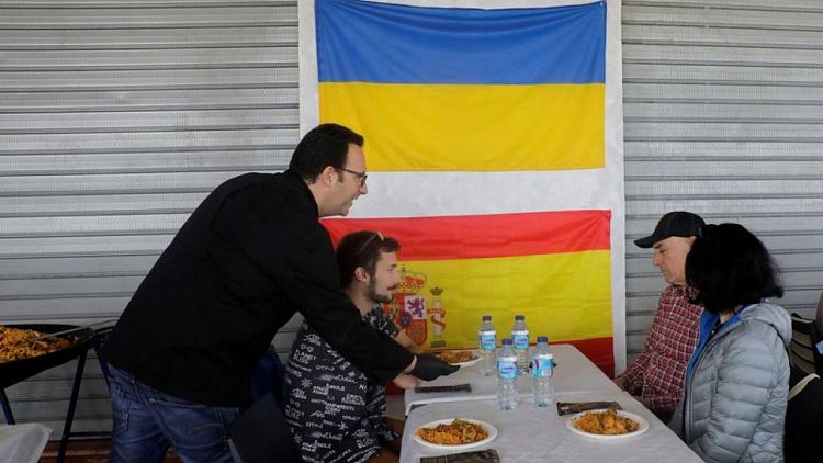 Spanish chef prepares beachside paella for Ukrainian refugees
