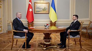 Erdogan dice a Zelenski que valora proyecto para crear ruta marítima para exportaciones de Ucrania