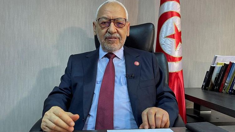 الأزمة السياسية تتصاعد في تونس مع استدعاء الشرطة نوابا معارضين