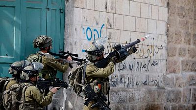 مصادر فلسطينية: القوات الإسرائيلية تقتل فلسطينيا في اشتباكات بالضفة