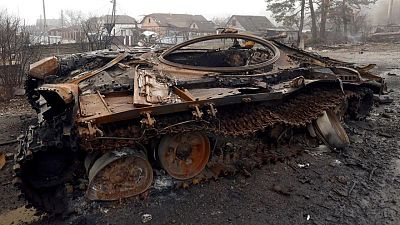 دبابات محترقة وجثث متناثرة على طريق الانسحاب الروسي من مناطق قرب كييف