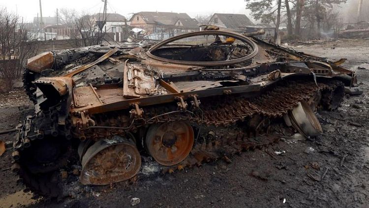 دبابات محترقة وجثث متناثرة على طريق الانسحاب الروسي من مناطق قرب كييف