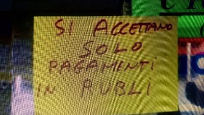 'Mia provocazione per pace'. E accanto la bandiera blu e gialla 'Mia provocazione per pace'. E accanto la bandiera blu e gialla