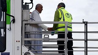 البابا فرنسيس في مطار روما.