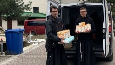 "Aiutiamo chi scappa dalla guerra e cerca riparo" "Aiutiamo chi scappa dalla guerra e cerca riparo"