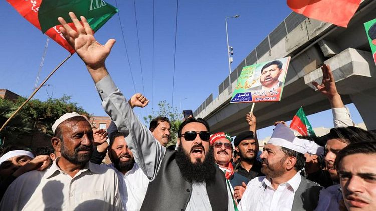 El primer ministro paquistaní Khan sugiere que podría no aceptar la votación para destituirlo