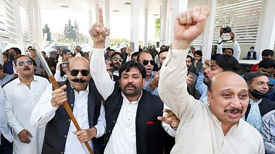 El primer ministro Khan esquiva la destitución y la oposición paquistaní promete luchar
