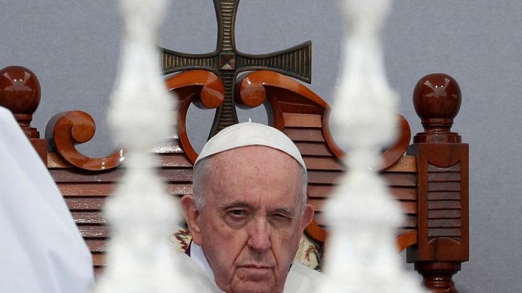 El Papa lucha contra el dolor de piernas en su viaje a Malta y defiende a los migrantes