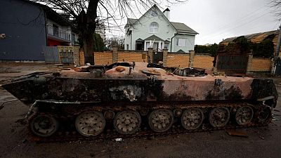 Moscú dice que las imágenes en Bucha, Ucrania, fueron "encargadas" para culpar a Rusia