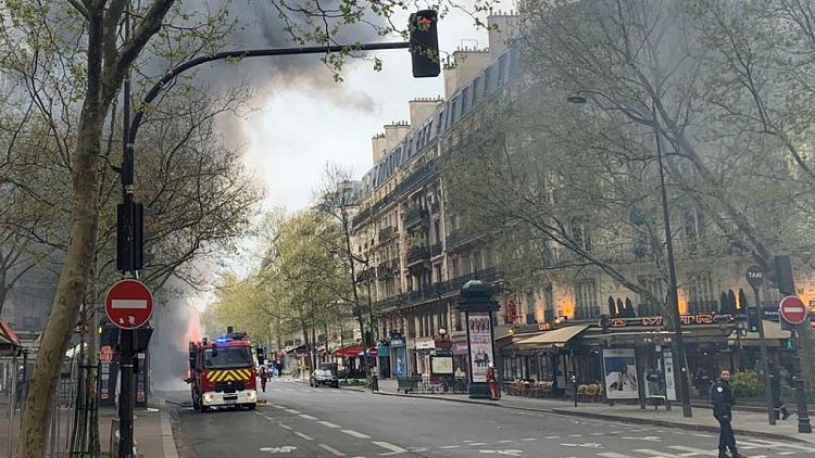 شاهد: تصاعد دخان أسود كثيف وسط باريس بعد اشتعال النيران في حافلة