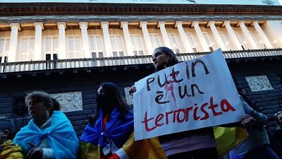 Manifestanti cantano inno, 'Putin è un terrorista'