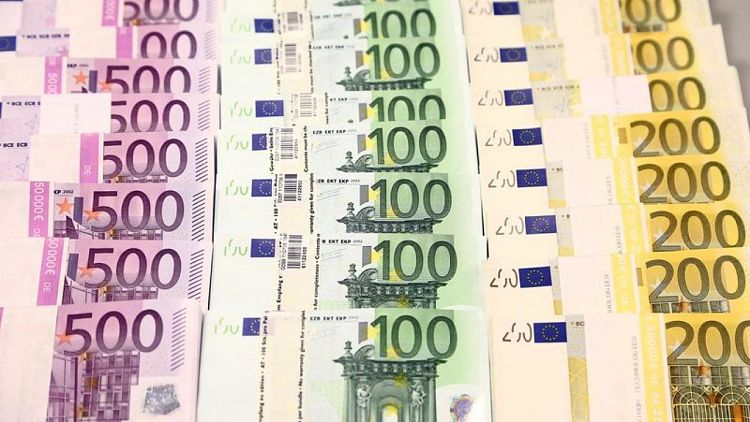 اليورو يواجه ضغوطا بسبب انتخابات فرنسا والعقوبات على روسيا