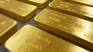 الذهب يتراجع أمام قوة الدولار وارتفاع عائدات سندات الخزانة