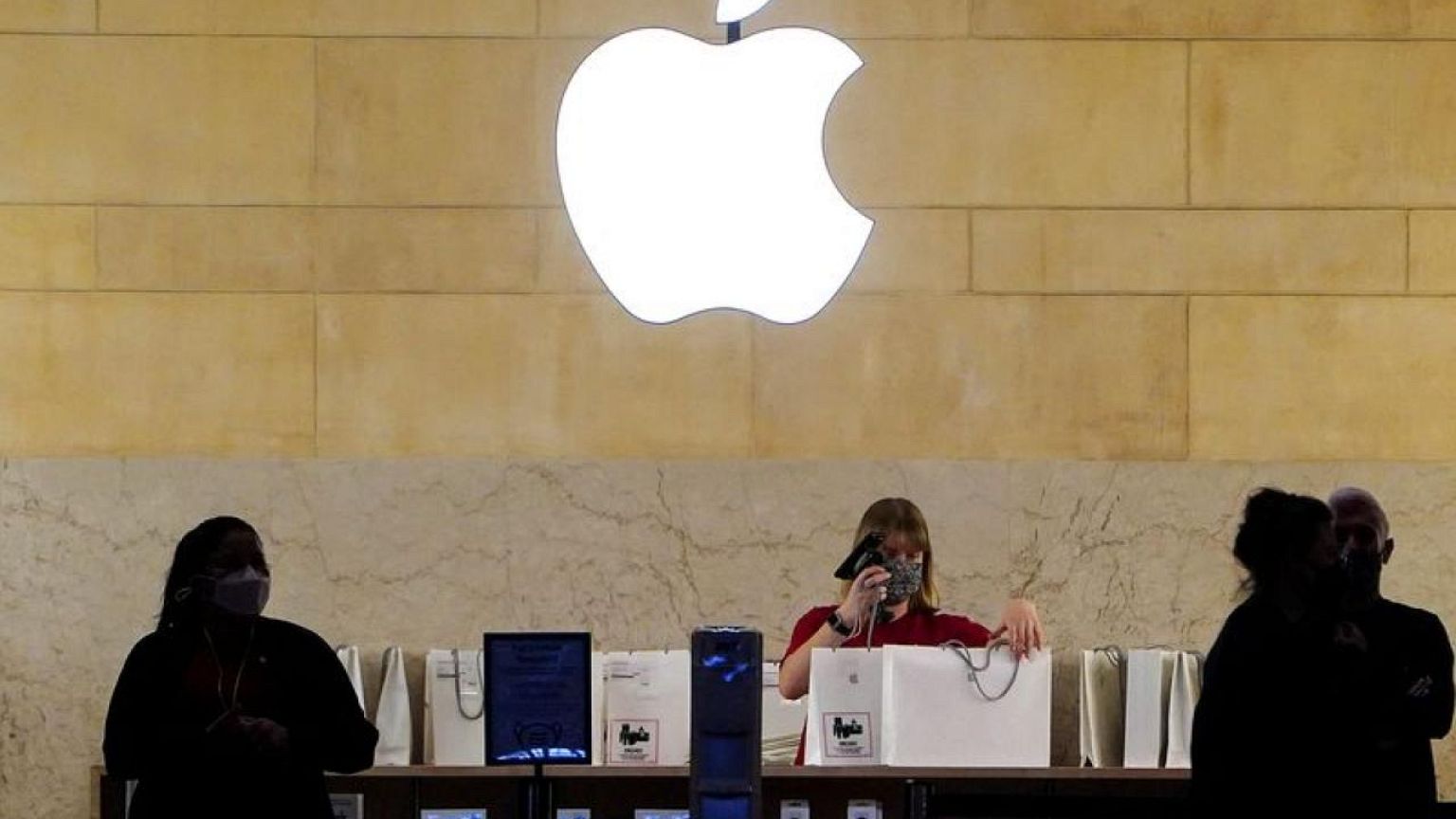 Apple to drop key Broadcom chip in 2025 for in-house design - Bloomberg News