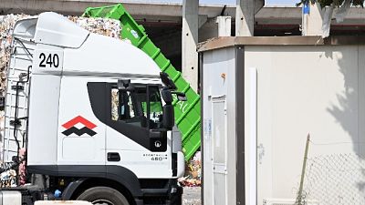 In zona Firenze sud, ripreso da telecamere mentre entra dentro In zona Firenze sud, ripreso da telecamere mentre entra dentro