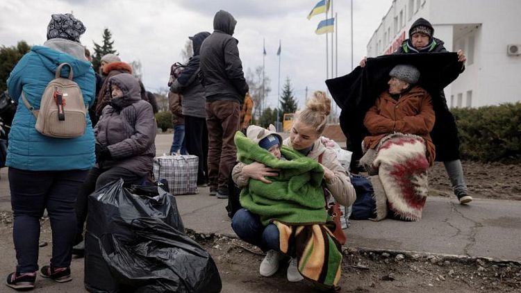 Ucrania pide sanciones que "arruinen" a Rusia; continúan evacuaciones en el este y el sur