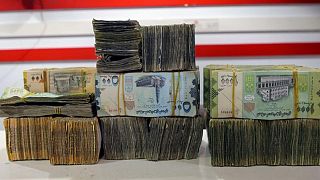 العملة اليمنية تعاود الهبوط والدولار يقترب من ألف ريال مجددا