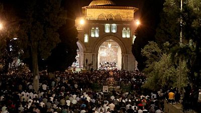 الفلسطينيون يتوافدون على القدس لصلاة الجمعة الأولى من رمضان بالمسجد الأقصى