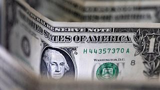 مؤشر الدولار يلامس مستوى 100 نقطة لأول مرة في عامين