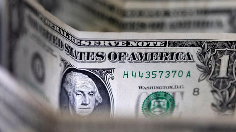 El dólar cede, pero sigue rumbo a cerrar su mejor mes desde 2015