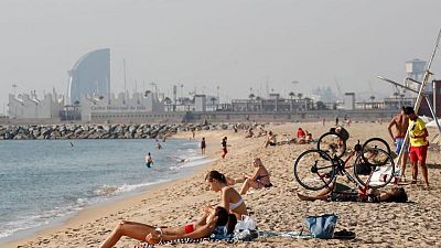 Sol, mar y ahora sin humo: Barcelona prohíbe fumar en la playa