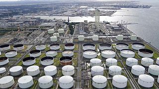 AIE detalla plan para liberar 120 millones de barriles de crudo para enfriar precios