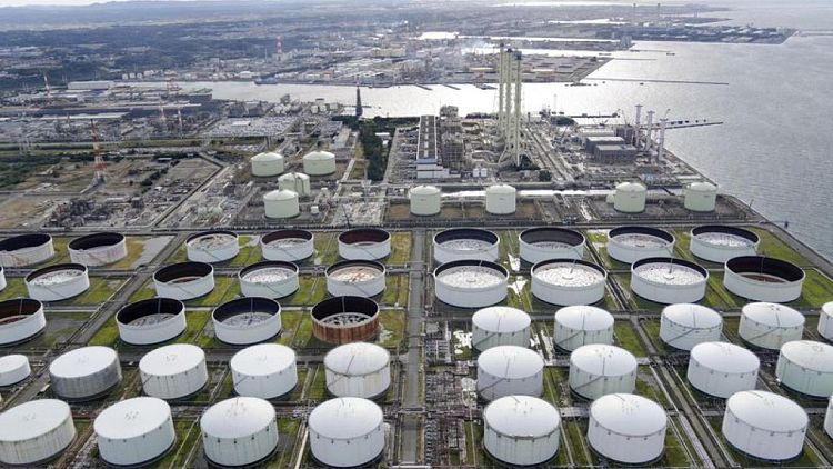 AIE detalla plan para liberar 120 millones de barriles de crudo para enfriar precios