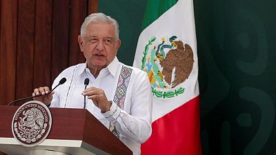 الرئيس المكسيكي يختبر قوته السياسية باستفتاء على مستقبله