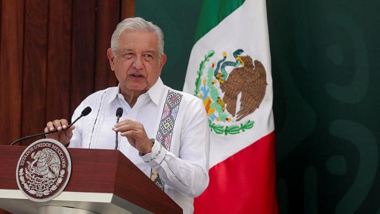 الرئيس المكسيكي يختبر قوته السياسية باستفتاء على مستقبله
