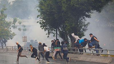 الشرطة الإندونيسية تطلق الغاز المسيل للدموع لتفريق احتجاج عند البرلمان