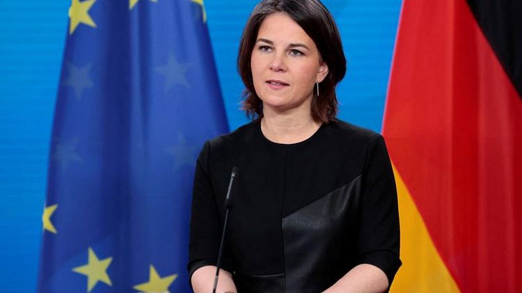 وزيرة خارجية ألمانيا: الاتحاد الأوروبي سيزيد شحنات الأسلحة إلى أوكرانيا