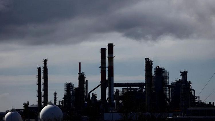 النفط يغلق دون 100 دولار للبرميل بفعل إغلاقات في الصين وخطة للسحب من الاحتياطيات