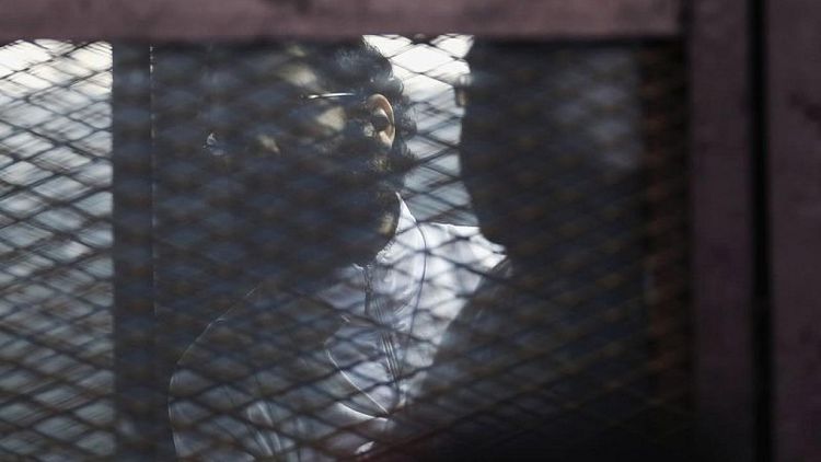 الناشط علاء عبد الفتاح يصعّد إضرابه عن الطعام بسجن في مصر وأسرته تستغيث