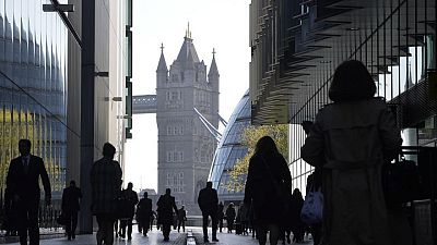 La tasa de paro de Reino Unido cae por debajo de los niveles prepandémicos